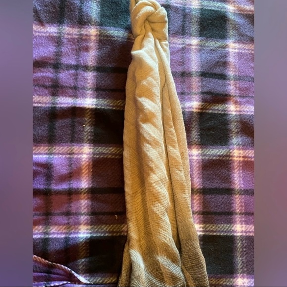 ***BUNDLE****- (5) ladies scarves 🧣 - Picture 16 of 16